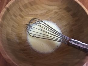 加入牛奶，搅匀