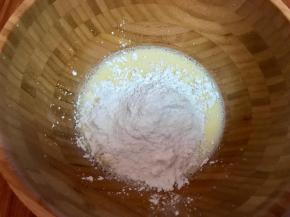 加入麻薯预拌粉，麻薯预拌粉就是麻薯预拌粉，别的不可以代替，预拌粉的配料表里有盐和糖，成品是有甜味的，如果喜欢吃很甜的，酌情加糖