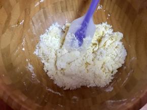 先用刮刀拌成絮状，牛奶和鸡蛋都是常温喔