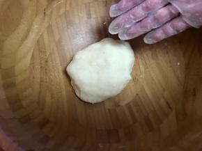 带上手套和面，成团即可