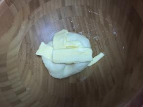 加入软化黄油，继续揉