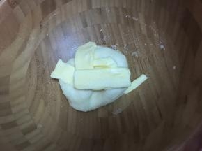 加入软化黄油，继续揉