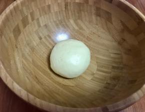 把黄油揉进去，揉均匀成光滑的面团