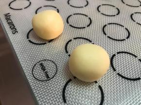 分成20克一个面团，揉圆，一定要揉圆，表面光滑