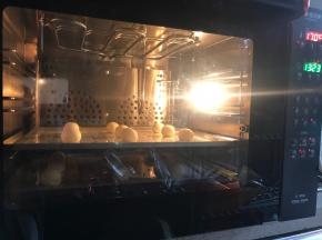 风炉170度，20分钟。普通烤箱170度，额外延长时间，烤至表面有少许裂纹，头顶有微微焦黄，就是烤到位了。