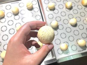 期间不可以开烤箱门，如果成品出现塌陷凹陷，一定是烤不到位，或者开烤箱门温度骤降，导致塌陷