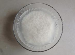 提前将糯米用清水浸泡3个半小时或以上。