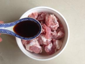 排骨洗干净后沥干水分，加入酱抽。