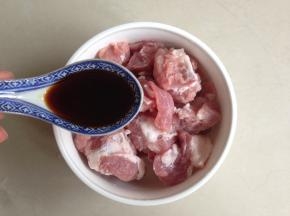 排骨洗干净后沥干水分，加入酱抽。