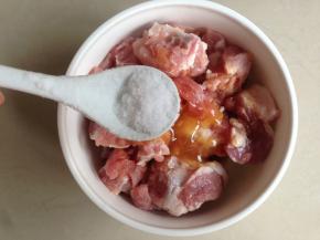 加入盐和花生油。