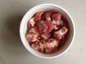 将排骨拌均匀，腌一个半小时或以上。