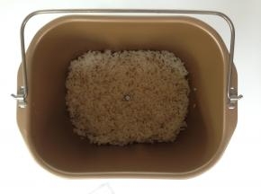 泡好的糯米放入到面包桶内。