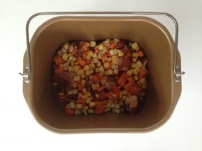 加入姜片和玉米、红萝卜。