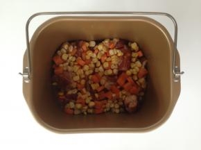加入姜片和玉米、红萝卜。