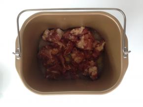 加入水，加入腌制好的排骨。