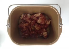 加入水，加入腌制好的排骨。