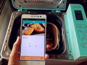 将面包桶放入到面包机内，选择烘烤，时间1小时。