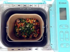 在剩余的4分钟前加入葱粒，时间到继续焖10分钟。