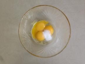 将蛋黄和蛋清分别打在两个无水无油盆里。蛋黄里加入10克细砂糖。