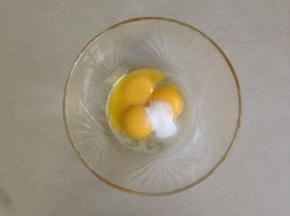 将蛋黄和蛋清分别打在两个无水无油盆里。蛋黄里加入10克细砂糖。