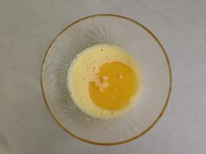 搅拌至糖全部融化后加入油，拌至浓稠状态，再加入水，拌均匀。