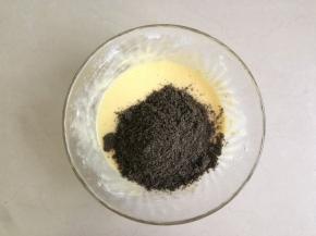 用蛋抽划之字型搅拌，再加入黑芝麻粉。（用研磨机将炒熟黑芝麻研成粉状）