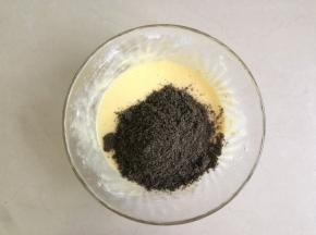 用蛋抽划之字型搅拌，再加入黑芝麻粉。（用研磨机将炒熟黑芝麻研成粉状）