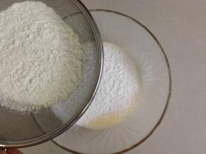 将提前过筛的面粉，再过筛到蛋黄液里。