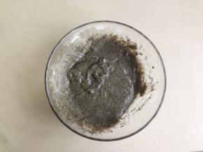 用同样的手法，将芝麻粉与蛋黄糊拌均匀。