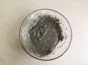 用同样的手法，将芝麻粉与蛋黄糊拌均匀。