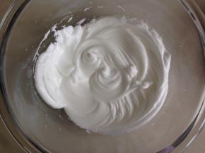 蛋清分三次加入糖，用电动打蛋器打至干性发泡