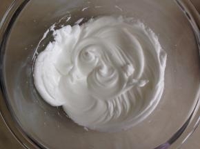 蛋清分三次加入糖，用电动打蛋器打至干性发泡