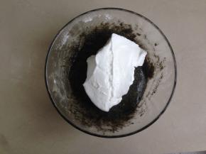 取三分之一打发好的蛋白与芝麻蛋黄糊拌，从底部向上翻拌均匀，切记不可划圈。