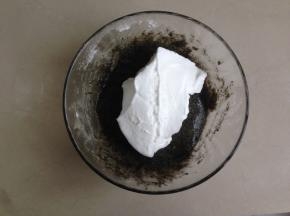 取三分之一打发好的蛋白与芝麻蛋黄糊拌，从底部向上翻拌均匀，切记不可划圈。