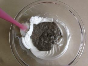 再将拌好的蛋糕糊倒回蛋白里，用同样的手法拌均匀。