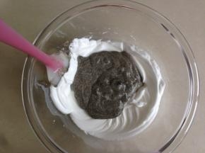 再将拌好的蛋糕糊倒回蛋白里，用同样的手法拌均匀。