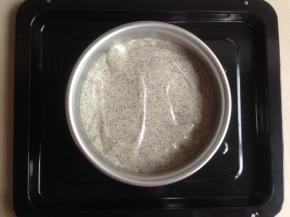 拌好的蛋糕糊倒进六寸活底蛋糕模里，轻震几下，震出气泡。