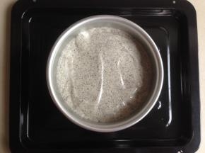 拌好的蛋糕糊倒进六寸活底蛋糕模里，轻震几下，震出气泡。