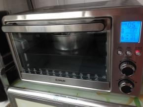 放进提前预热好的烤箱，上火155度，下火165度，烘烤55分钟。