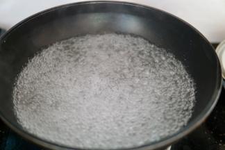 锅内烧一锅清水，烧开