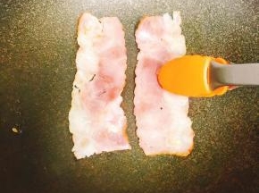 培根小火煎熟