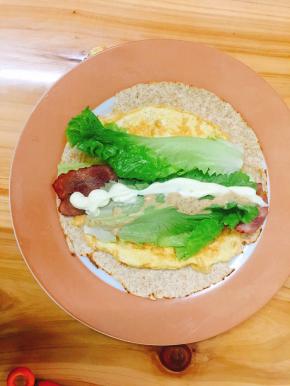 将所有材料依次放入饼皮上，挤入沙拉酱