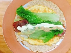 将所有材料依次放入饼皮上，挤入沙拉酱