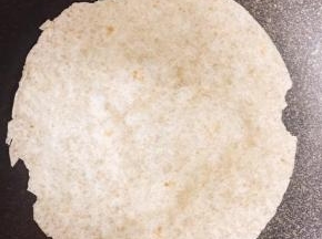 饼皮用小火煎至两面微焦黄