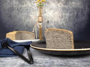 烘烤结束，将蛋糕取出，倒扣，晾凉再脱模