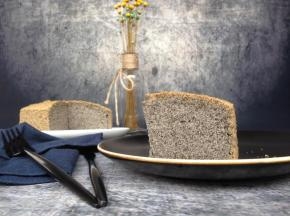 烘烤结束，将蛋糕取出，倒扣，晾凉再脱模