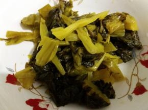 酸菜清洗一下，切小段。