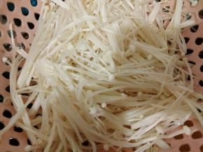 金针茹清洗后沥干水分。