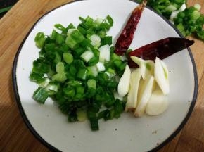 姜蒜切片，葱切碎，一些蒜切成末。