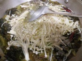 加入金针茹煮熟。